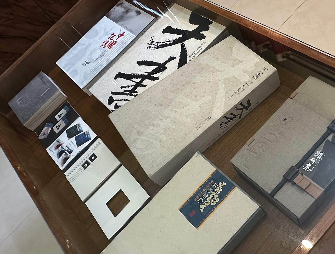 Sugiura Collection, staircase display
